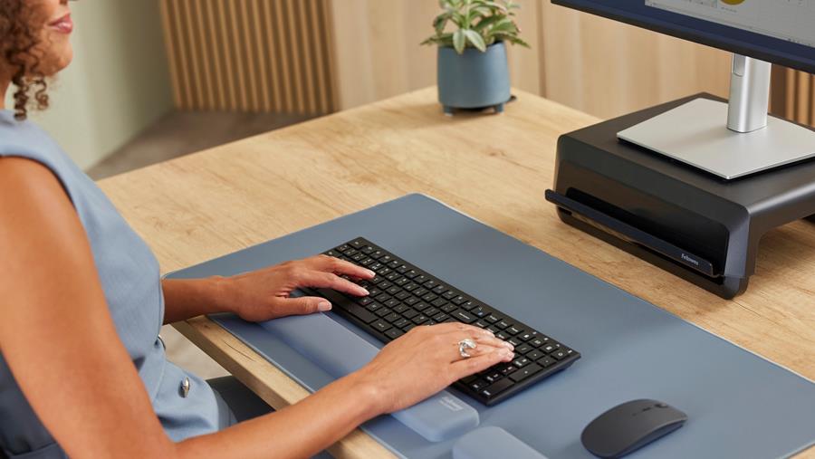Fellowes Brands wint Red Dot Award voor Breyta™ polssteunen en bureauonderleggers