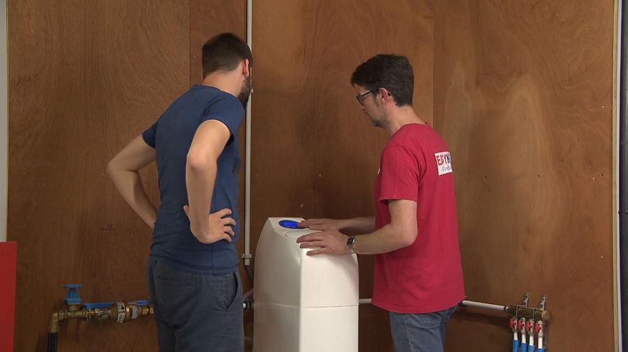 Comment installer soi-même un adoucisseur d'eau?