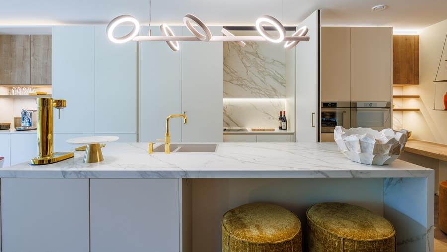 Moderne witte keuken met warme houten accenten