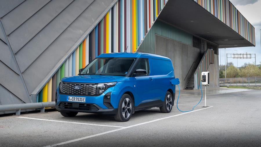 E-Transit Courier gagne en autonomie et en connectivité 5G