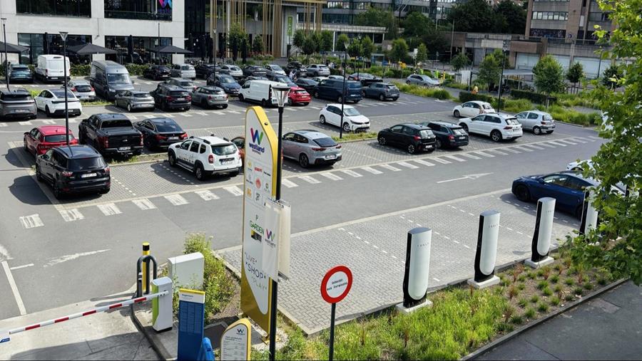 Westland Shopping inaugure le plus grand hub Tesla